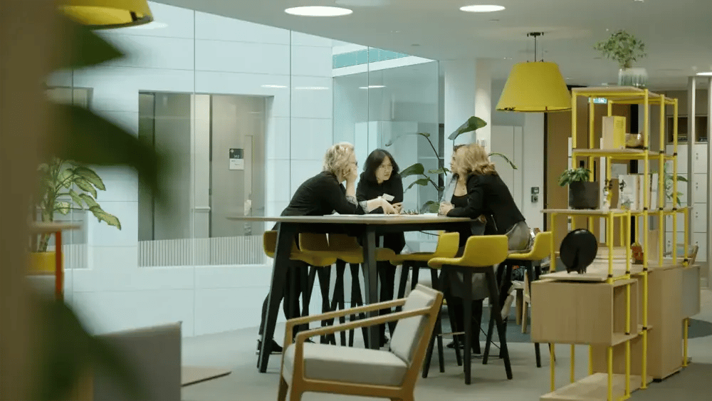 FW-CEDR-3-Mediation-Professionals-Debate-at-a-tall-desk