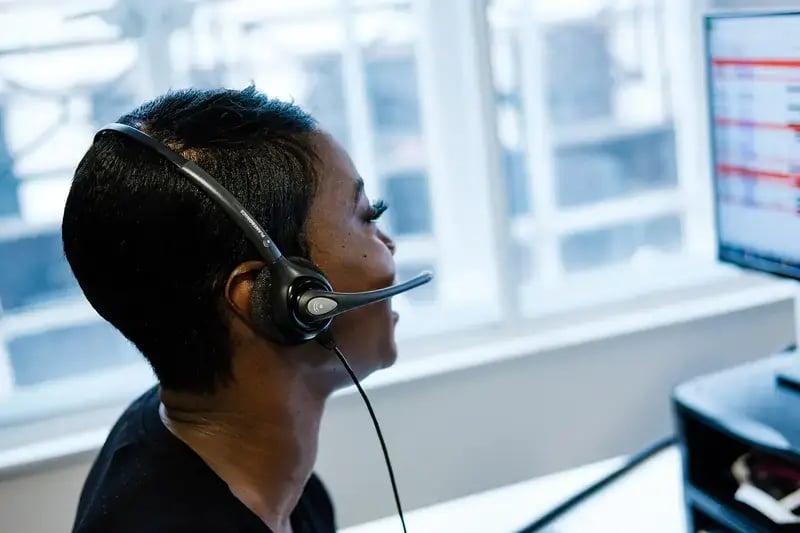 FW-CEDR-Telephone-Support-lady-with-headset