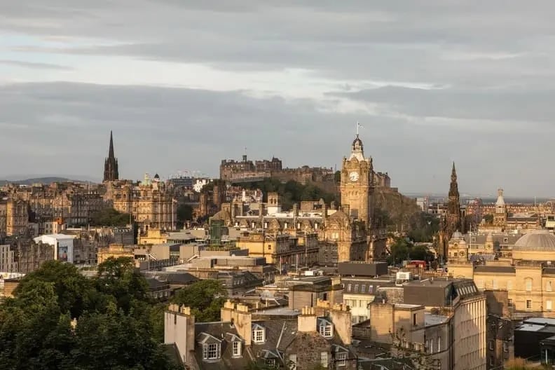 historic-stunning-cityscape-of-edinburgh