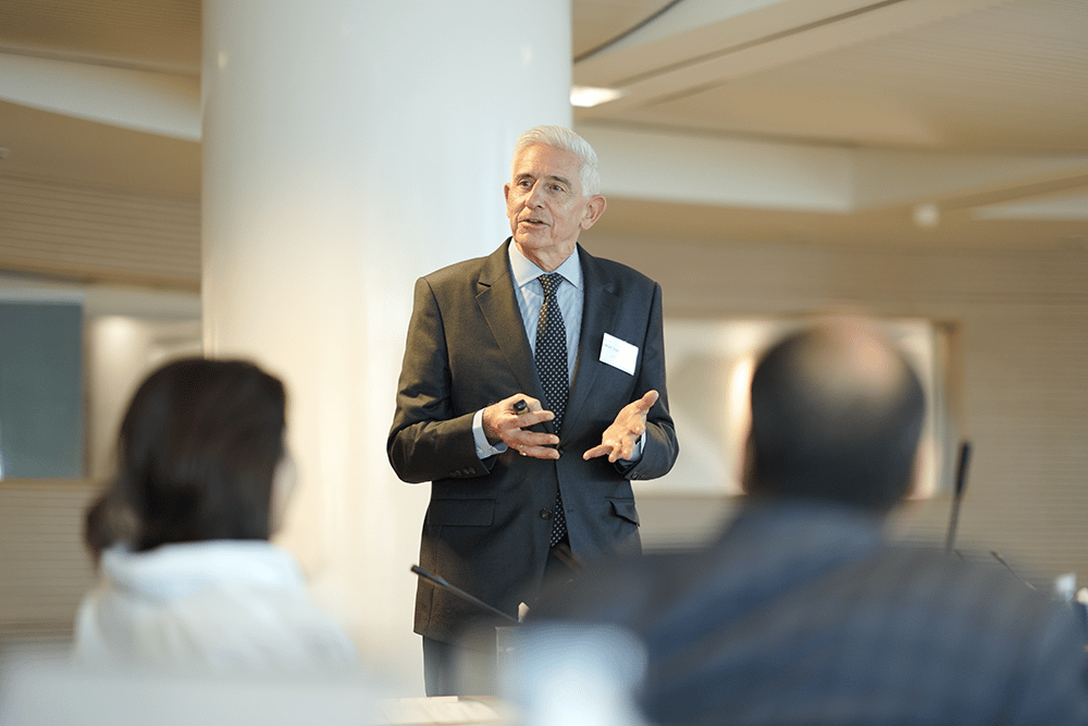 CEDR-Trainer--in-front-of-sitting-delegates