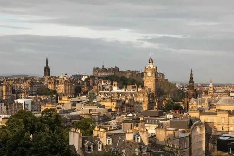 historic-stunning-cityscape-of-edinburgh